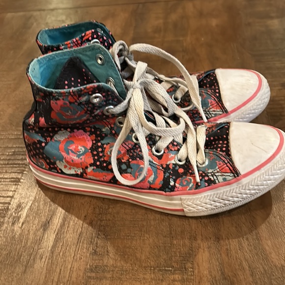 Girls size 2 converse - Picture 3 of 5